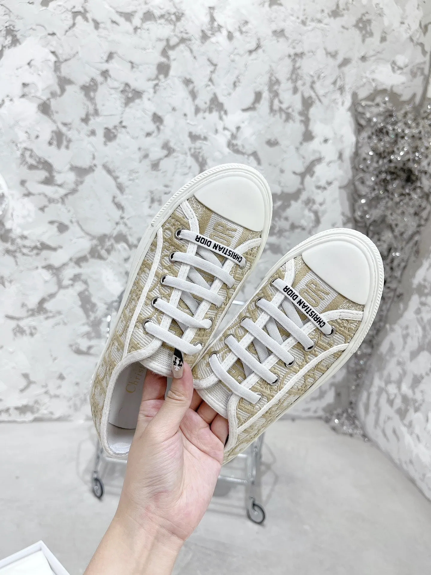 👟👟Ex-factory price 480👟👟 Women's Shoes Women's Clothing WALK N DIOR Embroidered Canvas Shoes Flat Casual Shoes Valentine's Day Limited Edition Sneaker Series Cotton Silk Double-sided Three-dimensional Embroidery, Authentic Stores Rush to Buy and Release Hot Style, Ins Star Internet Celebrity Concave Style Show.  All materials of this shoe are original molds, right down to the hardware, laces, outsole, 👟👟 ex-factory price U mid-pad... The upper fabric is made of double-sided pure cotton silk three-dimensional electric embroidery. Each style looks colorful, but it does not make it difficult to match clothes. The entire series is like a piece of handicraft, unique!  ▪️Inner lining: full-grain mixed sheep silk sheepskin ▪️Foot pads: imported cowhide of the same color, comfortable to the feet ▪️My last style is exactly the same as Z👟👟 ex-factory price, welcome to compare. My color matching is complete, and the counter has a full set of packaging. Code number: 35-40 (women's model 41 is custom-made and cannot be returned or exchanged)